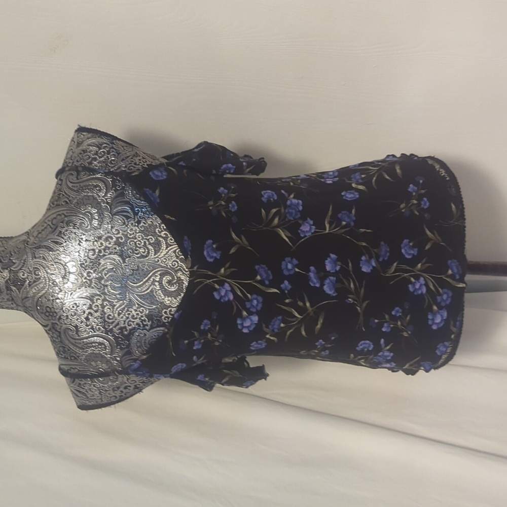 ✨5/$25✨ American Eagle floral cold shoulder top - Picture 4 of 8